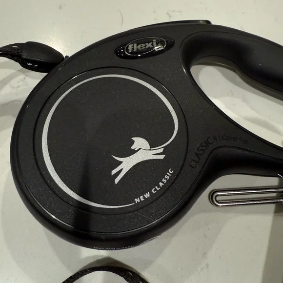 Flexi Black Retractable Leash - Picture 2 of 3